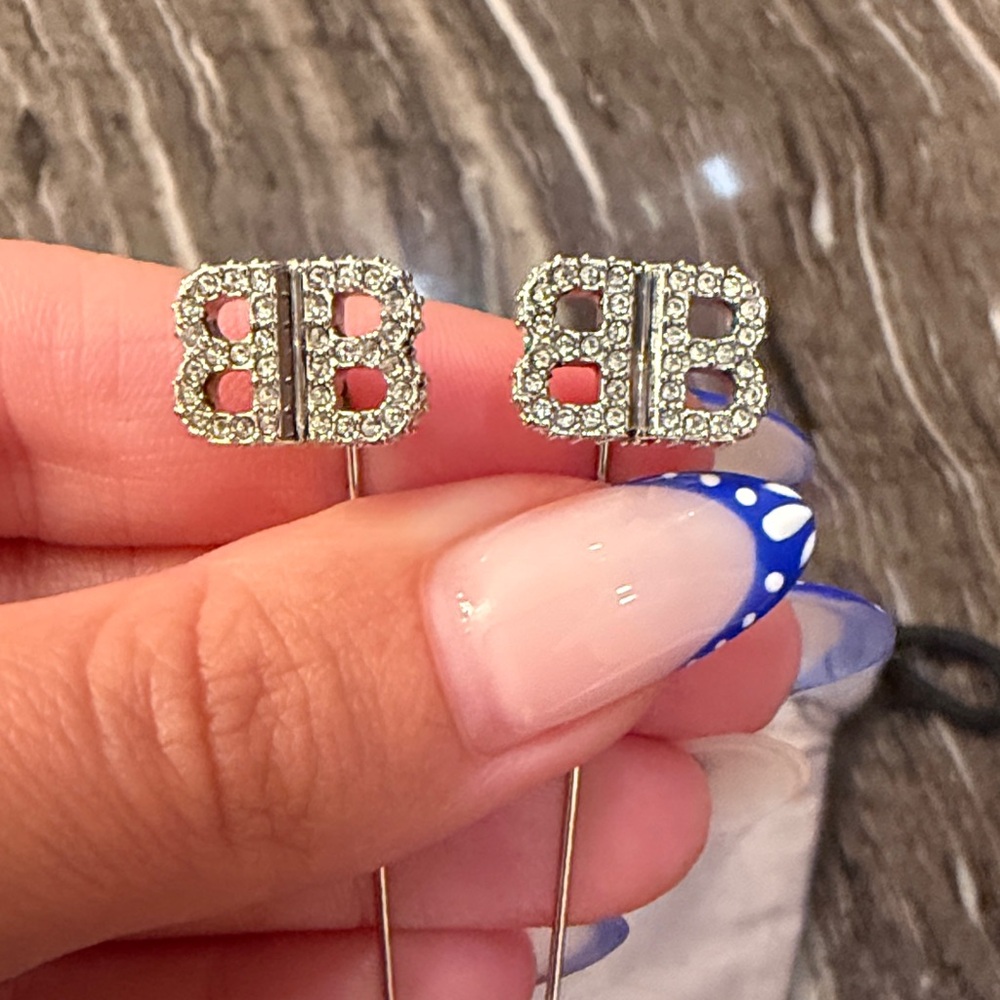 BALENCIAGA
Pin BB Crystal-Embellished Earrings like NEW - Picture 16 of 17